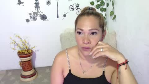 Snapshot of samira_lennox chatting on February 6, 1:05 am SAMIRA online show from February 6, 1:05 am