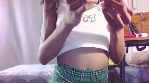 Snapshot of samisami132850 chatting on October 23, 1:27 am KatyDoll online show from October 23, 1:27 am