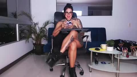 Snapshot of sammy_inks chatting on January 30, 1:00 am Sammy online show from January 30, 1:00 am