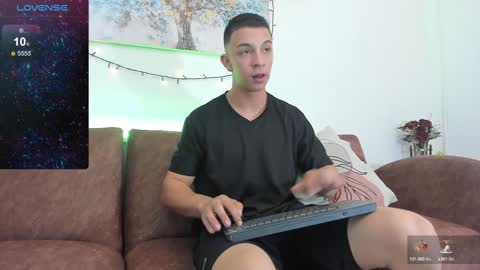 Snapshot of samuel_up chatting on January 7, 8:31 pm Samuel online show from January 7, 8:31 pm