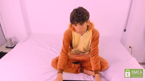 Snapshot of samy_twink chatting on June 13, 2:09 am Sammy online show from June 13, 2:09 am