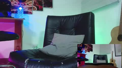 Snapshot of sander_ath chatting on December 4, 10:07 pm Sander online show from December 4, 10:07 pm