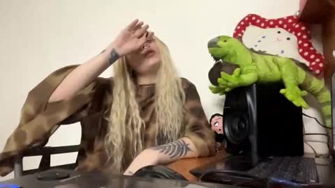 Snapshot of sandisyas chatting on February 17, 11:18 am Kate online show from February 17, 11:18 am