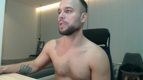 Snapshot of sandro_best chatting on October 4, 10:46 am DeAlex online show from October 4, 10:46 am