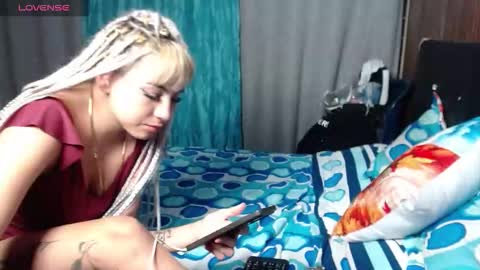 sandy_straw online show from December 4, 6:01 am