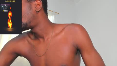 Snapshot of santi_brown1 chatting on February 4, 8:17 pm Santibrown online show from February 4, 8:17 pm