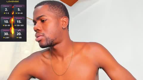 Snapshot of santi_brown1 chatting on February 24, 7:52 pm Santibrown online show from February 24, 7:52 pm