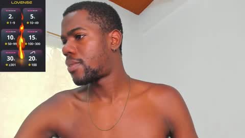 Snapshot of santi_brown1 chatting on March 5, 7:38 pm Santibrown online show from March 5, 7:38 pm