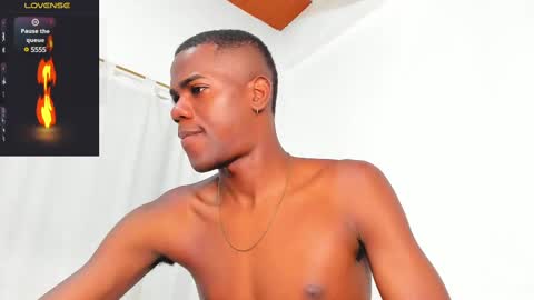 Snapshot of santi_brown1 chatting on March 10, 5:00 am Santibrown online show from March 10, 5:00 am