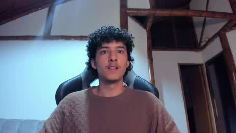 santi_twink19 online show from February 22, 5:19 am