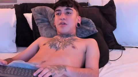 Snapshot of santiabader chatting on December 5, 7:28 am SantiAbader online show from December 5, 7:28 am