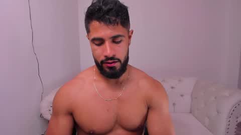 santiago_huntt online show from December 9, 9:05 pm