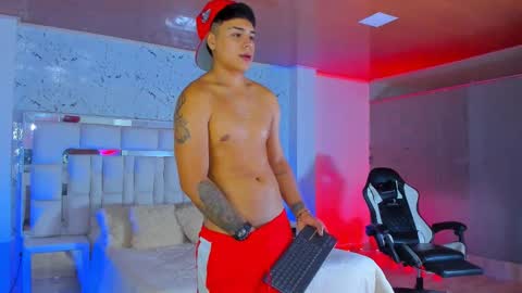 Snapshot of santiagoreyesft chatting on October 21, 1:28 am Santi Reyes online show from October 21, 1:28 am