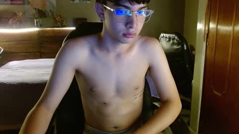 Snapshot of santitwinkyy chatting on March 27, 11:10 am Santi online show from March 27, 11:10 am