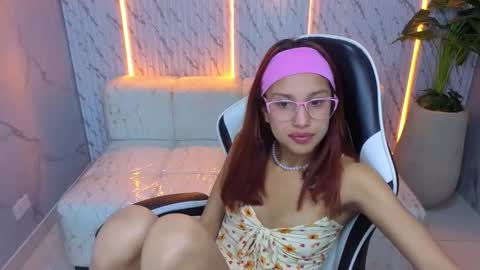 Snapshot of saphire_tx chatting on December 4, 12:58 pm Online 800 to 1400 online show from December 4, 12:58 pm