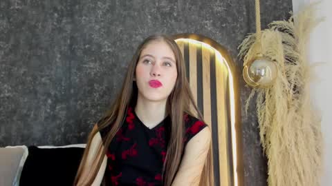sara__jones_ online show from February 5, 8:14 pm