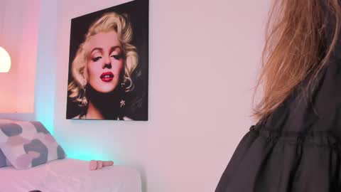 sara__jones_ online show from February 11, 3:18 pm