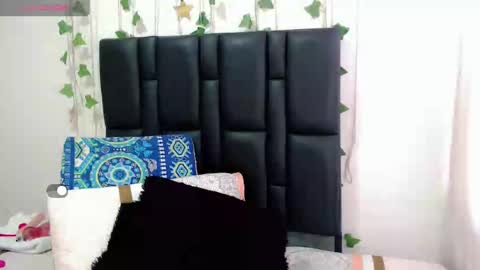 Snapshot of sara_arias00 chatting on September 29, 12:54 pm Sara  online show from September 29, 12:54 pm