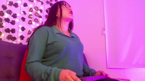 Snapshot of sara_blue22 chatting on June 9, 11:22 am Sara online show from June 9, 11:22 am