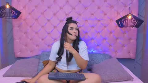 Snapshot of sara_horney_ chatting on May 22, 5:03 am sara online show from May 22, 5:03 am