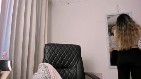 sara_kaii online show from May 5, 10:18 pm