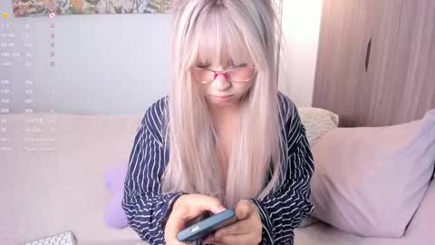 Sara  new account  give me thomb up  Follow me   help me reach 15k followers again   online show from September 18, 11:51 pm