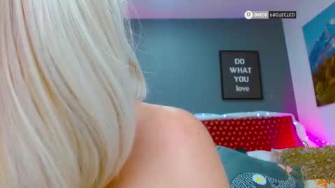 Snapshot of sara_naughtyw chatting on April 12, 10:37 pm katiasupreme online show from April 12, 10:37 pm