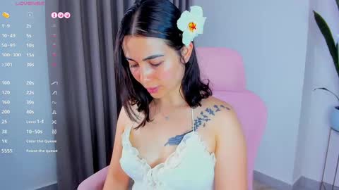 Snapshot of sara_ospina22 chatting on April 18, 1:37 pm Sara online show from April 18, 1:37 pm