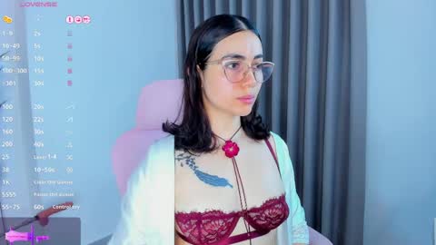 Snapshot of sara_ospina22 chatting on May 2, 2:11 pm Sara online show from May 2, 2:11 pm