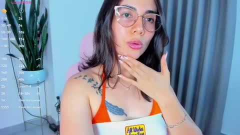 Snapshot of sara_ospina22 chatting on June 8, 11:38 pm Sara online show from June 8, 11:38 pm