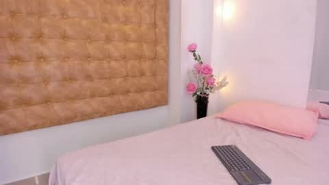 sara_sm1th_ online show from April 23, 12:29 pm