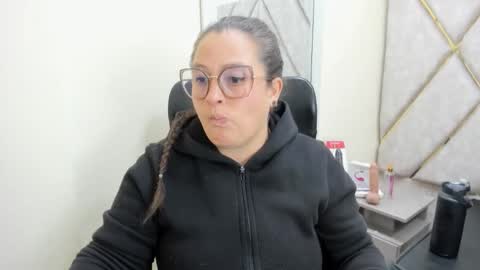 sara_thonson_ online show from May 10, 3:12 am