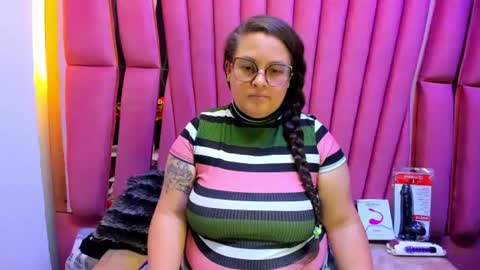 sara_thonson_ online show from June 26, 5:23 am