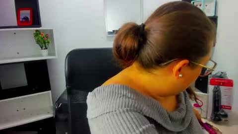 sara_thonson_ online show from July 7, 3:31 am