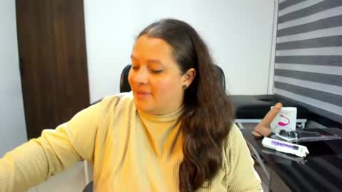sara_thonson_ online show from August 5, 4:04 am