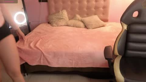 Snapshot of sara_valderrama_ chatting on June 3, 11:57 am sara_valderrama_ online show from June 3, 11:57 am