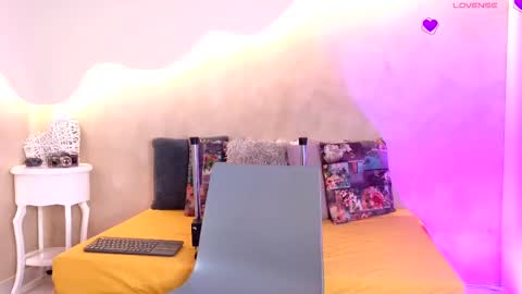 saraaguzman online show from October 9, 7:56 pm