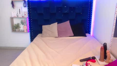 SARAHGIL online show from February 2, 12:35 pm