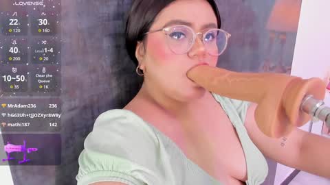 Snapshot of sarah_gold_1 chatting on January 12, 3:17 am Sarah online show from January 12, 3:17 am