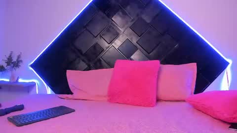 Snapshot of sarah_miel chatting on June 24, 3:38 am Sarah online show from June 24, 3:38 am