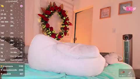 Snapshot of sarah_moonn_ chatting on December 7, 10:23 am Sarah online show from December 7, 10:23 am