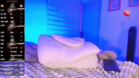 Snapshot of sarah_moonn_ chatting on April 11, 7:45 am Sarah online show from April 11, 7:45 am