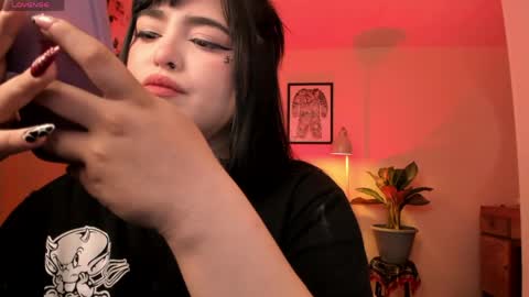 Snapshot of sarah_volkov chatting on June 6, 7:13 am online show from June 6, 7:13 am