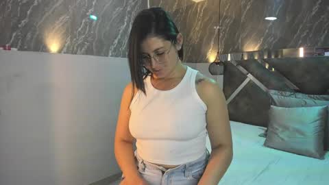 Sarah Deyvis online show from December 12, 6:31 pm