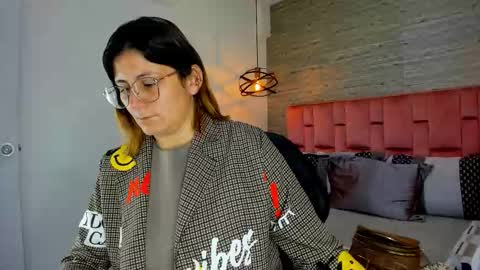 Sarah Deyvis online show from October 29, 1:13 pm