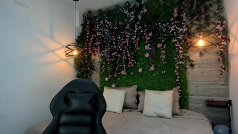 Sarah Deyvis online show from December 17, 1:28 pm