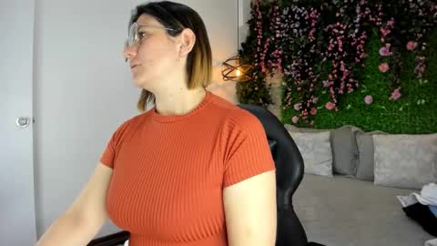 Sarah Deyvis online show from January 8, 2:52 pm