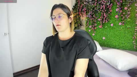 Sarah Deyvis online show from January 16, 4:00 pm