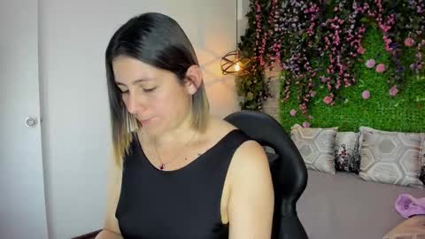 Sarah Deyvis online show from February 25, 1:54 pm