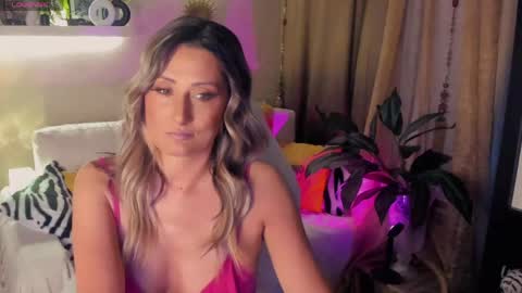 Divine Sarah NONUDE model online show from May 17, 4:36 pm